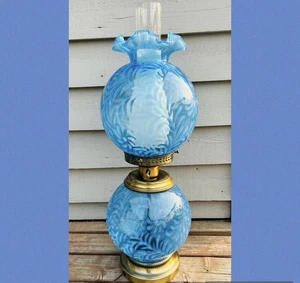 Fenton blau opalisierend Gänseblümchen und Farn Doppelkugel GWTW Lampe Hurricane Salon - Bild 1 von 21
