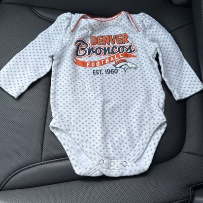 Ropa del equipo Broncos NFL 6/9 M Top Blanco Gris Corazones Colorado Denver Fútbol Foto 1 de 4