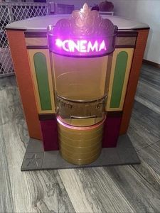 Juego de muñecas Our Generation OG Cinema Cine 18" con palomitas de maíz y acceso - Imagen 1 de 6