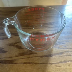 Vintage Pyrex 8 cup/2 Liters Measuring Glass Cup Red Letters USA 564 - Picture 1 of 15