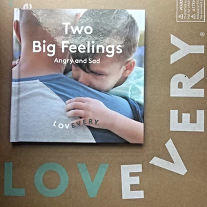 Libro de tapa dura Lovevery from The Observer Playkit Two Big Feelings Angry and Sad - Imagen 1 de 9