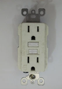 Presa a muro Leviton, 20A, 125V, 60Hz, 2 poli GFCI, nuova senza scatola - Foto 1 di 3
