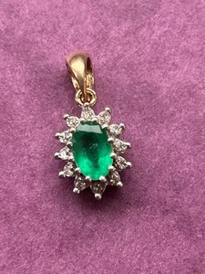 CLASSIC EMERALD & DIAMOND CLUSTER PENDANT IN 9CT 9K YELLOW GOLD - Picture 1 of 5