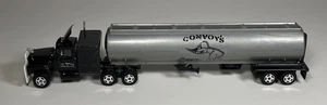 Schöner Ertl 1/64 Trucks Of The World Mack Semi Tanker Rubber Duck Movie Convoy - Bild 1 von 20