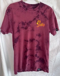 Camiseta Sullen Art Co Mediana Dirty Deeds Diablo Calavera Gráfico Granate Tie Dye - Imagen 1 de 6