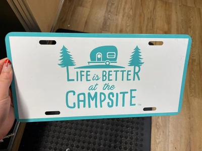 Matrícula delantera de vehículo Life is Better at the Camping Foto 1 de 4