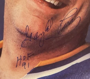 Gaylord Perry Signed Baseball SI May 17 1982 Sports Illustrated Magazine HOF - Picture 1 of 6