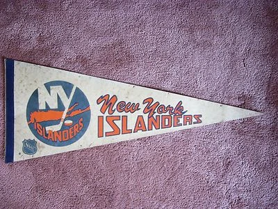 EARLY 1970'S 1972/73 NEW YORK ISLANDERS NHL HOCKEY PENNANT FLAG SHARP!! - Image 1 of 2