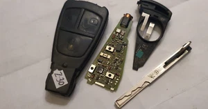 Mercedes Schlüsselanhänger Fernbedienung 2107660906 PCB: 979701B Siemens 3 Tasten 433,92mhz - Bild 1 von 6