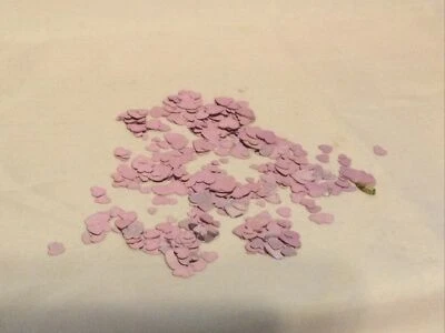 Confeti rosa en forma de corazón  Foto 1 de 4