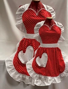 RETRO VINTAGE 50s STYLE MOTHER & DAUGHTER SET OF FULL APRONS - HEART SHAPED TOP - Picture 1 of 8