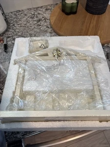St Nicholas Square LED Nativity Set Scene Just Building And Baby Jesus - Foto 1 di 3