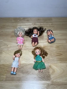 Menge (5) Vintage Kelly Barbie Baby Schwester Puppen & Waiving Tommy mit Kleidung - Bild 1 von 17