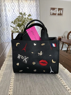 Bolso de Mano Cuadrado Betsey Johnson Negro + París Dije Repujado XONORA NUEVO Foto 1 de 4
