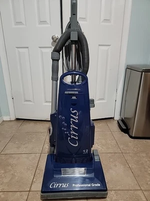 Aspiradora vertical con bolsa para mascotas CIRRUS Performance modelo CR99/usada  Foto 1 de 4