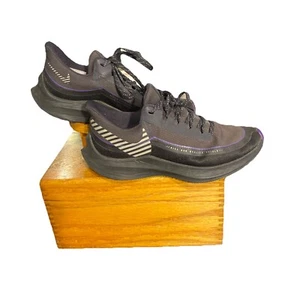 Nike Zoom Winflo Utility Shield Gr. W 7 schwarz lila Streifen wasserabweisend - Bild 1 von 7