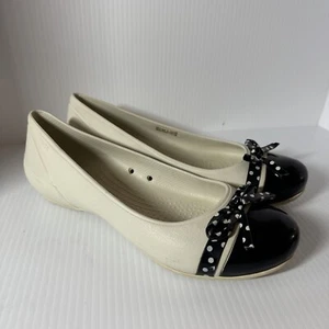 Crocs Cap Toe Bow Ballerinas Damengröße 9 Rockabilly schwarz Stuckpunkte entspannt - Bild 1 von 18