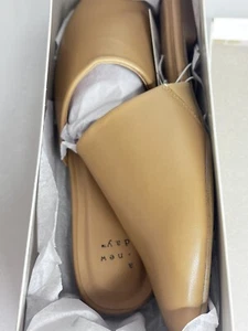 NEW Women's Slides Flat Slip-on Beige Memory Foam Size 8.5 Shoes Tan Slippers - Picture 1 of 7