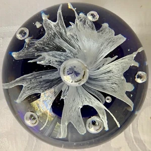 SUPERB LARGE UNMARKED CRYSTAL PAPERWEIGHT, COBALT BLUE, WHITE FLOWER - Picture 1 of 7