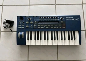 Novation ULTRANOVA Analog VA Synthesizer mit Schwanenhalsmikrofon - Bild 1 von 2