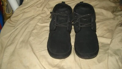 Botas chukka UGG Neumel negras de gamuza con cordones al tobillo talla 5 leer Foto 1 de 4