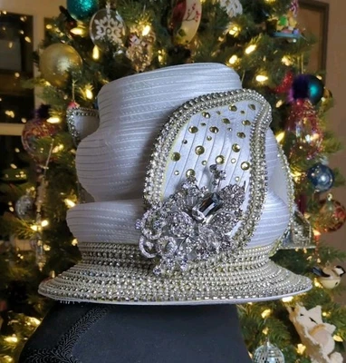 Sombrero de Alta Costura Donna Vinci De Colección, Blanco, Extensas Cuentas/Piedras Renes, Con Caja Foto 1 de 4