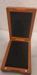 Vitrina de madera con acabado de cerezo para interior negro de monedas - Imagen 1 de 3