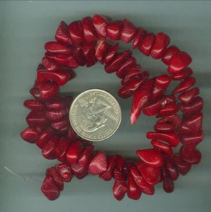 Hilo de 16 pulgadas de astillas de coral de bambú rojo cereza cuentas de coral de bambú El tamaño varía - Imagen 1 de 2