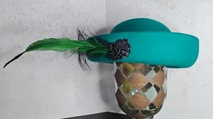 Vintage Ladies Green Doeskin Felt 100% Wool Hat Bollman Black Green Feathers - Picture 1 of 11
