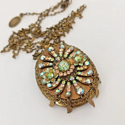 Collar Medallón Michal Negrin Tonos Pasteles Beige Verde Cristales Largo Foto Grande Foto 1 de 4