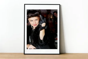 Fergie-Black eyed Peas-Celebrity Shooting Middle Finger-Flipping Bird-983 - Picture 1 of 4