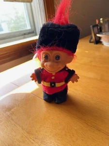 "MUÑECA TROLL RUSA DE COLECCIÓN 5" ¡GUARDIA DE PALACIO INGLESA PARA PALACIO DE BUCKINGHAM! - Imagen 1 de 1