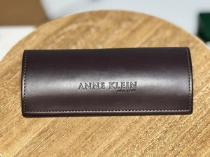 Anne Klein NY Brillenetui dunkelbraun Leder Magnetverschluss Halbhartschale - Bild 1 von 7