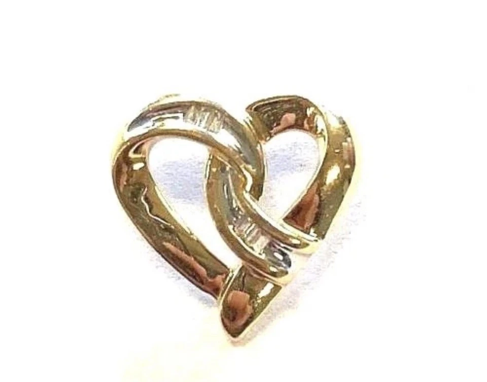 Colgante corazón abierto simple de oro amarillo de 10 quilates con diamantes baguette acentuados P342 Foto 1 de 2