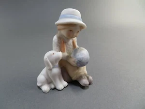 Estatuilla de niño vintage de Holly Hobbie con perro y pelota - Imagen 1 de 8
