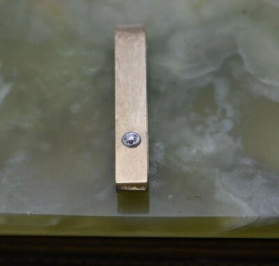 Barra de corbata de diamante vintage 14K YG con piedra antigua tallada en mina alrededor de 1960 Foto 1 de 4