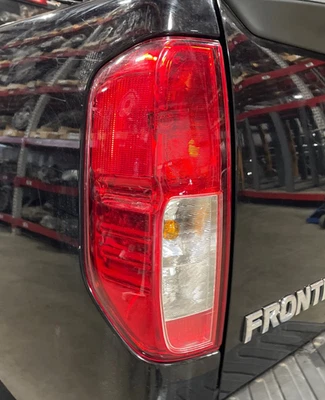 Conjunto de lámpara de luz trasera izquierda Nissan Frontier 2014 conductor a través del 1/14 2005-14 Foto 1 de 2