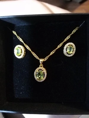 Conjunto de pendientes y collar simulante diamante peridoto nacimiento mes agosto nuevo en caja  Foto 1 de 2