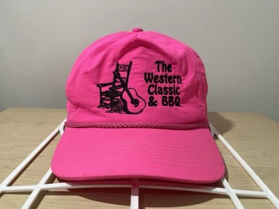 Boné caminhoneiro estilo anos 80 The Western Classic & BBQ poliéster rosa neon SnapBack - Imagem 1 de 4