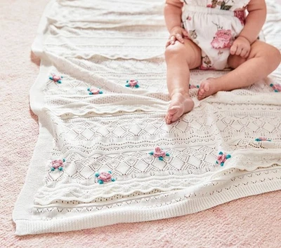 NUEVO CON ETIQUETAS Pottery Barn LoveShackFancy Pointelle Suéter Bebé Manta Flor Rosa Tejido  Foto 1 de 4