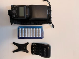 Neewer Speedlite NW-670  Aufsteckblitz für Canon inkl. Akkus + Ladegerät - Bild 1 von 3