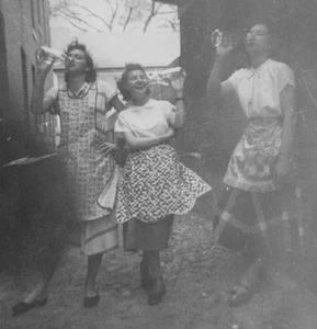50er Jahre hübsche Frauen Schürzen Trinkflaschen Gasse Lachen Freunde dumme Pose - Bild 1 von 3