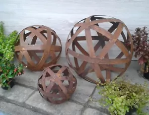 Kugel ø 20 cm aus Metall in Edelrost Gartendeko Blechstreifen Rostkugel - Bild 1 von 1