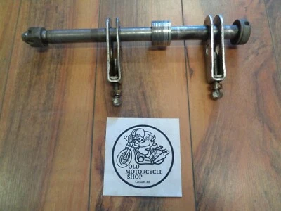 Suzuki GS400L 1982 eje trasero con ajustadores y espaciador de rueda  Foto 1 de 4