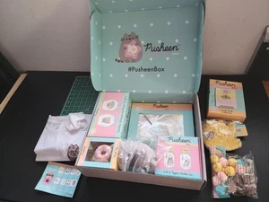 Lote de 10 años de aniversario Pusheen Box guantes letrero delantal talla M mediano - Imagen 1 de 14