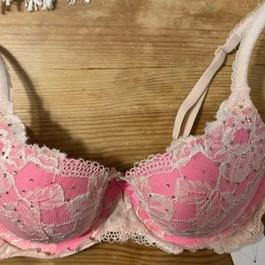 Sujetador Demi con cordones VS Victoria’s Secret. 32D. Rosa con encaje rosa pálido. - Imagen 1 de 4