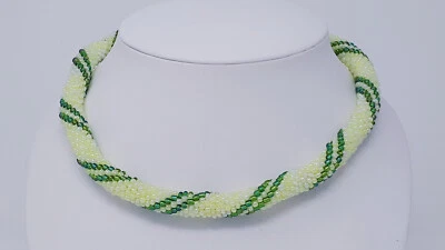 Gehäkelte Perlenkette, weiße gelbe und grüne Glasperlen, Handarbeit - Bild 1 von 4