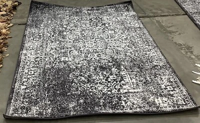 BLACK / GREY 4'-0" x 6'-0" Flaw in Rug, Reduced Price 1172678885 EVK256R-4 - Image 1 of 4
