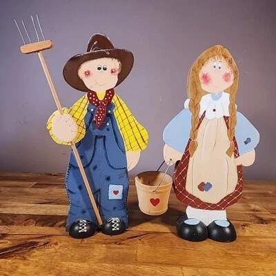 Cubo de madera hecho a mano granjero y esposa madera pintada arte popular tenedor de 11" de alto Foto 1 de 4