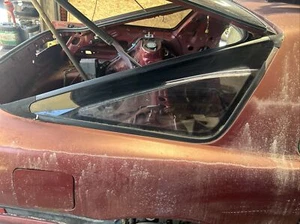 86.5-92 Toyota Supra MK3 Passenger Side Rear Quarter Glass Window & Trim - Foto 1 di 6